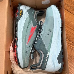 BNWT Women’s Altra Olympus Running Shoes Size 8